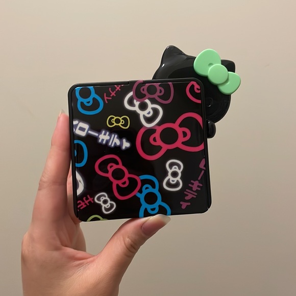 BNIB Hello Kitty x Sephora Tokyo Pop Compact Mirror, Black - Picture 3 of 6